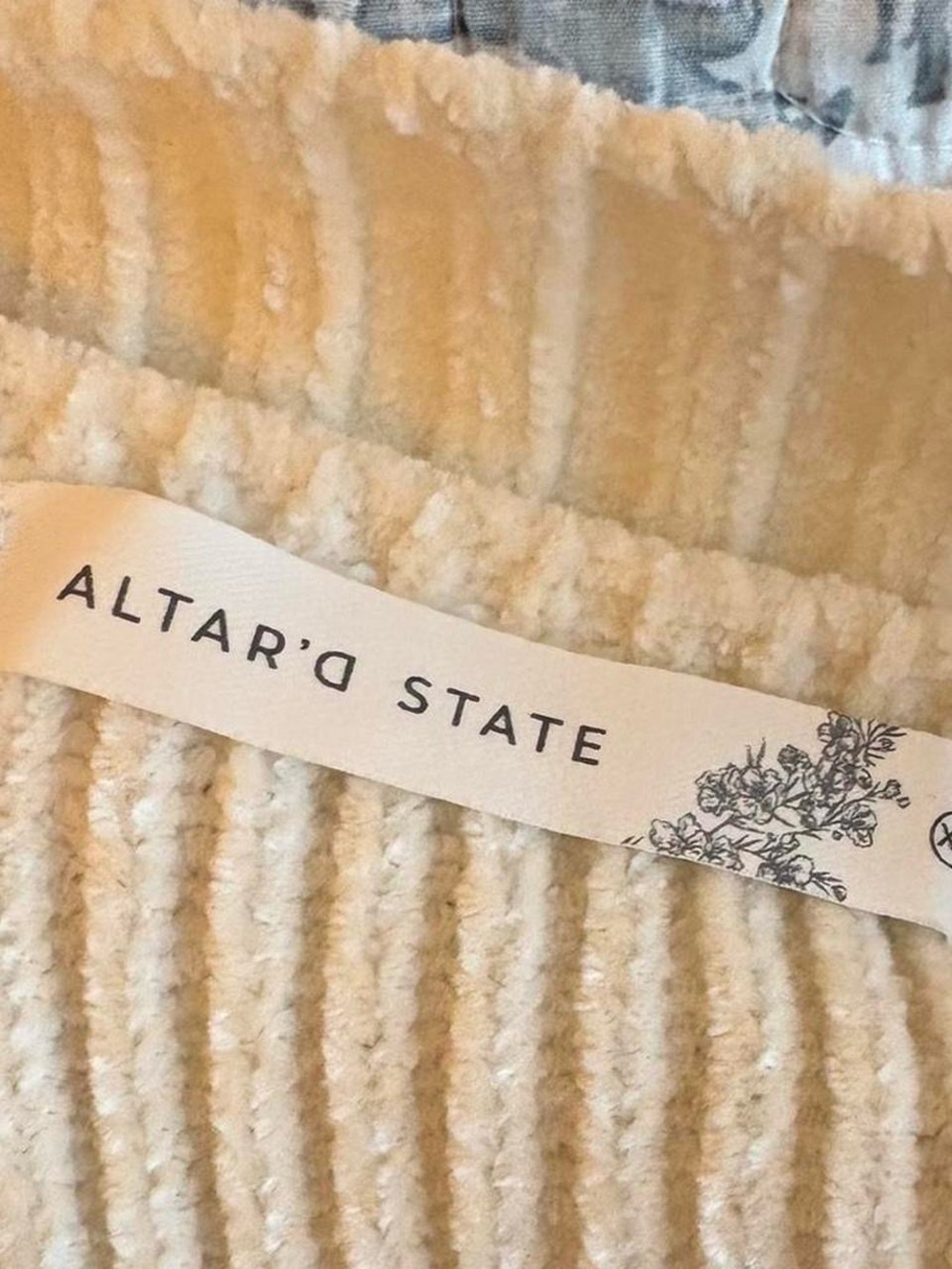 Adorable untra-soft oversized white and forest green striped Altar'd State sweat - Picture 3 of 3
